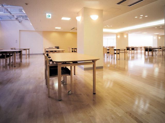 自然光の入るダイニングルーム ダイニングルーム   明るく広々とした空間で、居心地の良いダイニング。自然光の下で穏やかな食事時間を提供します。