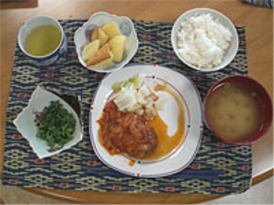和食を盛り付けた食事
