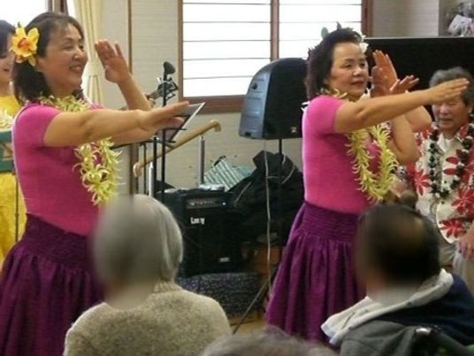 フラダンスを披露する人々