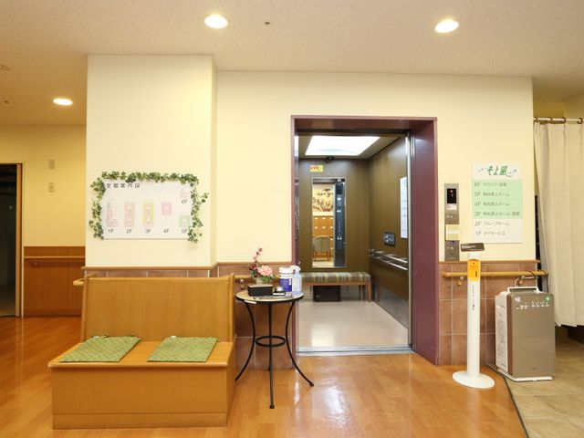 エレベーター前の待合室 エレベーター エレベーター周りには案内板が設置され、待ち時間のあいだもゆったりとしたベンチで休むことができます。