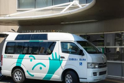 送迎車が待機する玄関