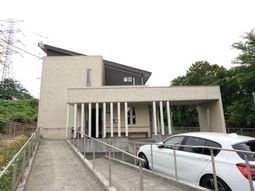 建物正面エントランス