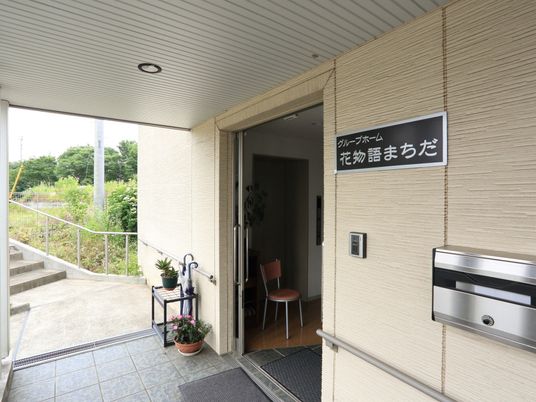 入口付近の明るい場所