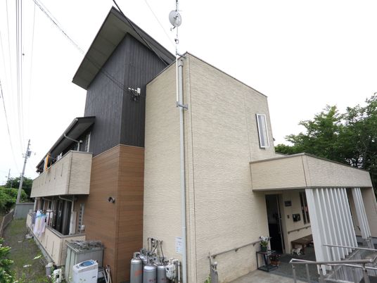 ベージュの建物外観