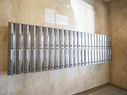 壁に取り付けられた郵便受け