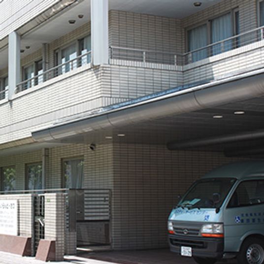 大きな車があるエントランス