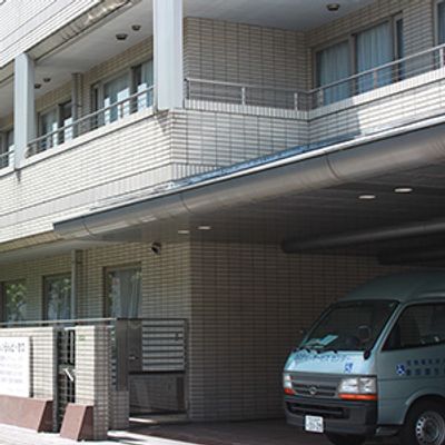 大きな車があるエントランス
