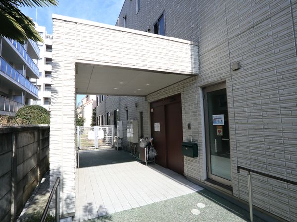 明るい外観のエントランス