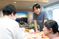 相談する食堂の様子  