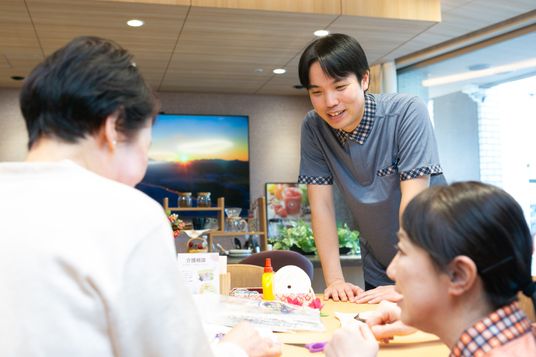 相談する食堂の様子  