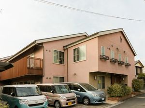 ピンク色の外観の建物