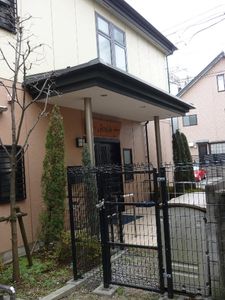 入口のある建物外観