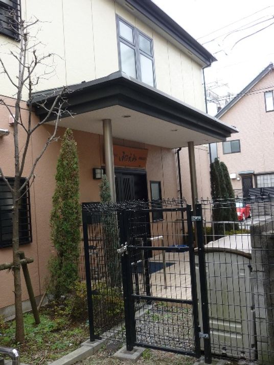 入口のある建物外観