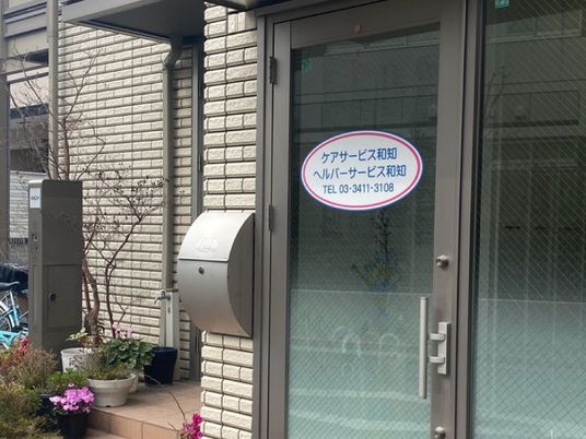 花のある出入口  