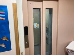 明るい廊下のエレベーター