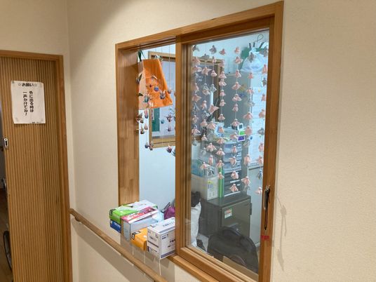 手工芸品を飾る廊下