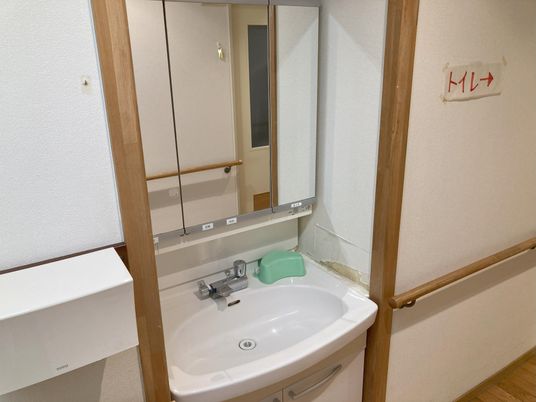 清潔な洗面台の一角