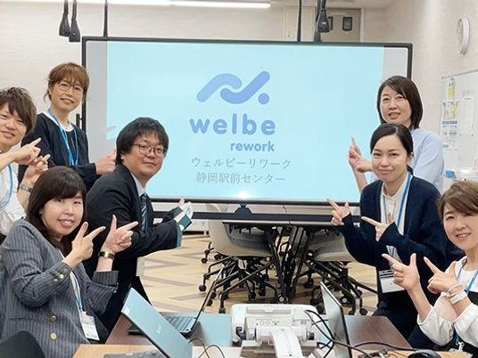 会議室で集合するスタッフたち  
