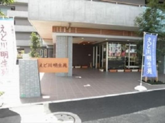 歓迎するエントランス外観