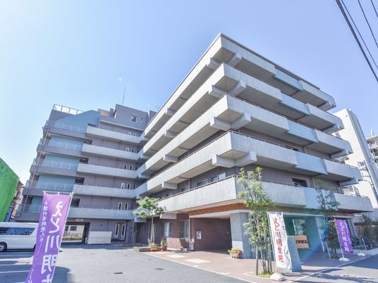 多階層のモダンな建物外観