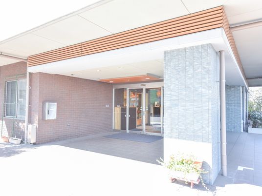 明るいエントランスの外観