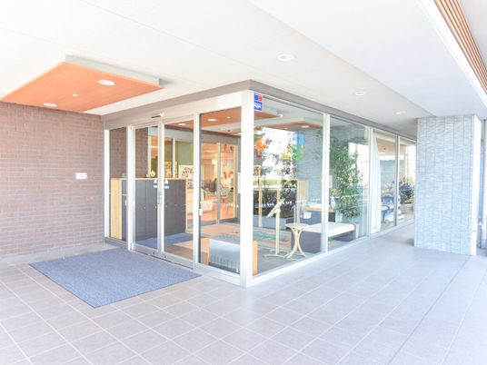 エントランスの広々とした様子