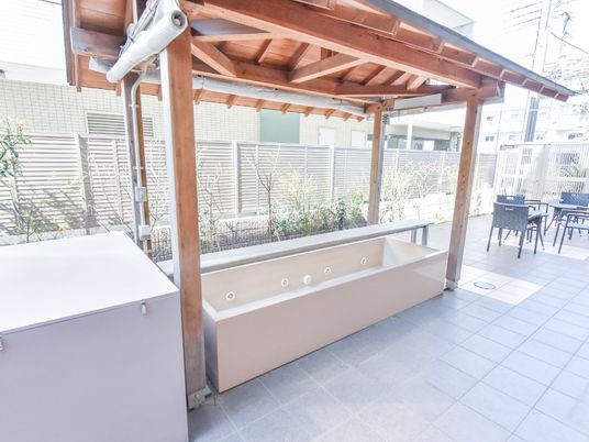 明るい屋外風呂の様子