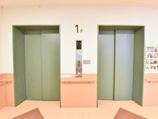 明るく清潔なエレベーター