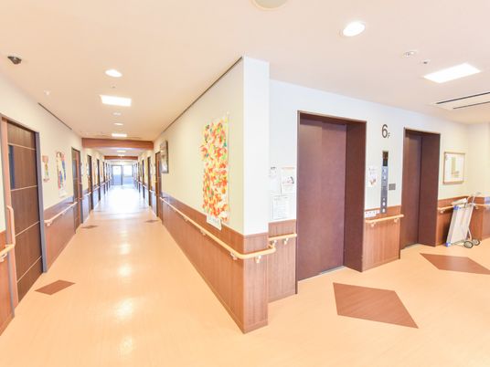 明るく快適な廊下