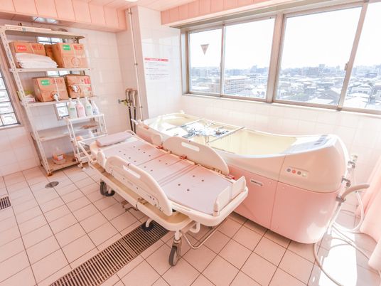 ピンクの快適な浴室