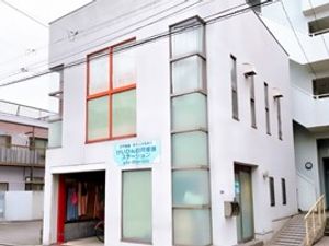 白い外観の建物  