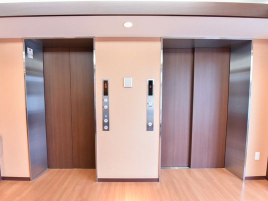 モダンなエレベーターの前