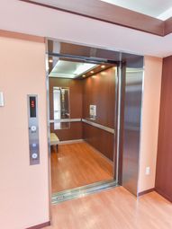 開いたエレベーターの扉
