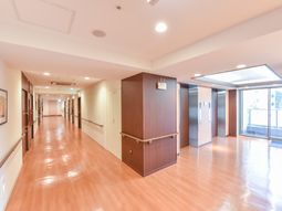 清潔感ある廊下の空間