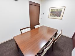 木製テーブルと椅子の会議室