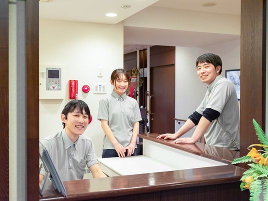笑顔のスタッフが並ぶフロント  