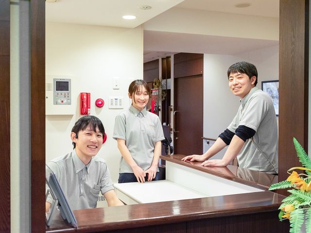 笑顔のスタッフが並ぶフロント  