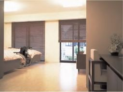 明るい窓辺の快適居室