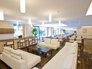 広々とした快適ラウンジ
