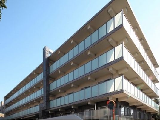 明るい外観のモダンな建物