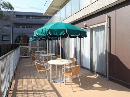 テラス席とパラソル