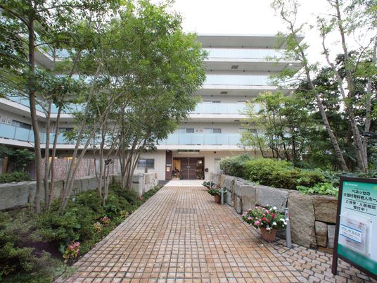 緑豊かな施設エントランス