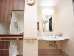 洗面台と鏡のある洋室