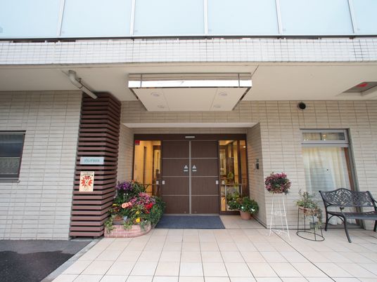 エントランスと花の装飾