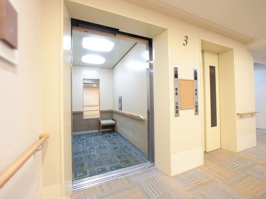 床と壁が明るい廊下