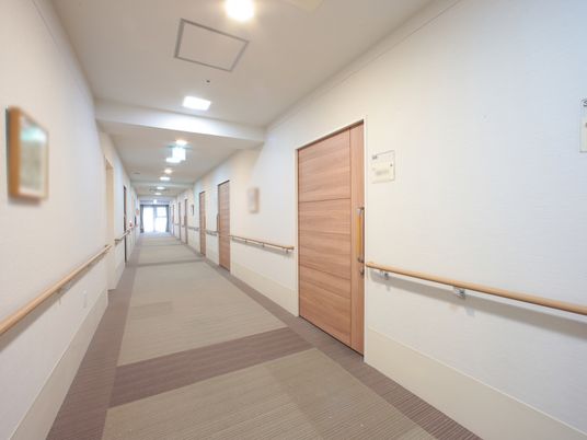 手すり付きの清潔な廊下