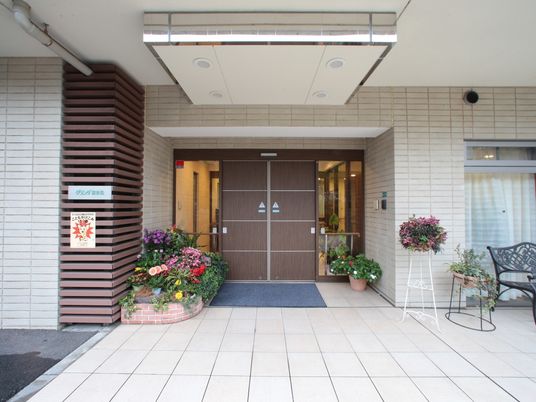 花々に囲まれたエントランス