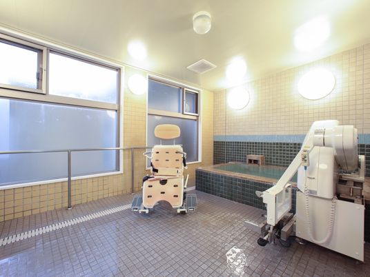 バリアフリー設計の浴室