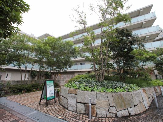 緑豊かな施設の外観