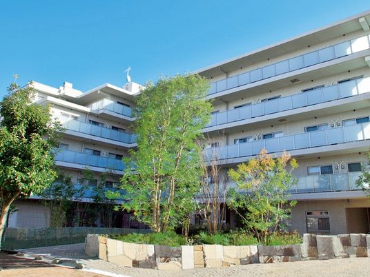 多層階建ての施設外観